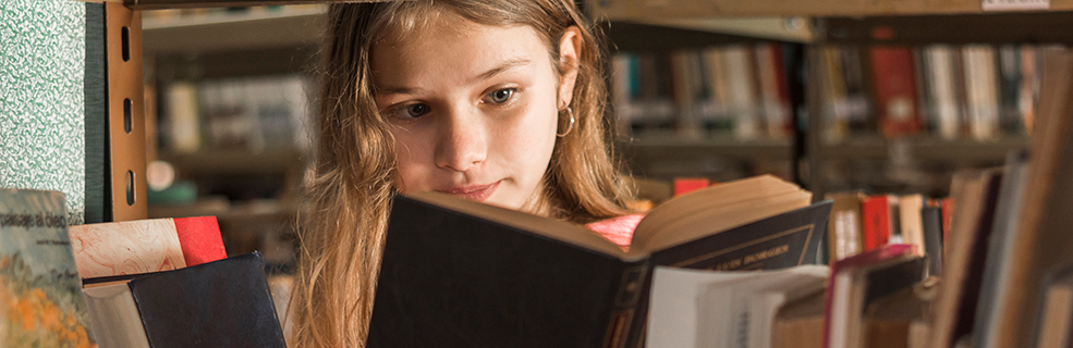 Jente leser en bok